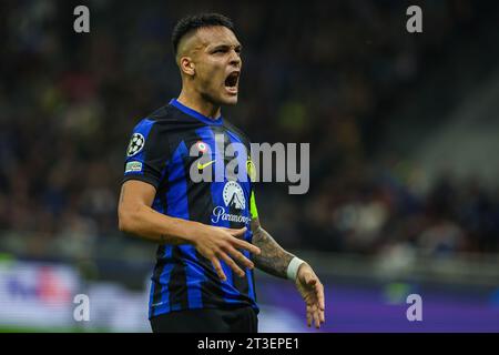 Milano, Italia. 24 ottobre 2023. Lautaro Martinez dell'FC Internazionale festeggia la fase a gironi della UEFA Champions League 2023/24 - partita di calcio del gruppo D tra l'FC Internazionale e il FC Red Bull di Salisburgo allo Stadio Giuseppe Meazza, Milano, Italia, il 24 ottobre 2023 credito: Agenzia fotografica indipendente/Alamy Live News Foto Stock