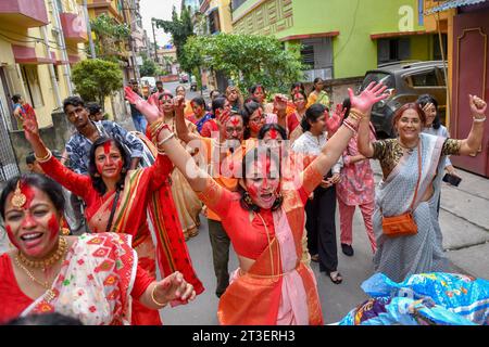 Kolkata, India. 24 ottobre 2023. I devoti ballano durante l'ultimo giorno "Vijayadashami" che segna la fine del festival Durga Puja a Calcutta. Credito: SOPA Images Limited/Alamy Live News Foto Stock