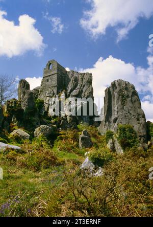 Vedi SW guardando verso la Cappella di San Michele, Roche Rock, Cornovaglia, Inghilterra, Regno Unito, costruito nel 1409 su un eremo scavato nella roccia utilizzato dai santi paleocristiani. Foto Stock