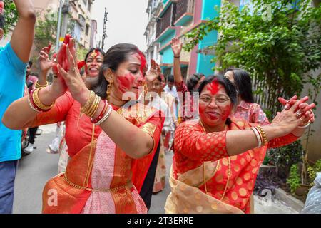 I devoti ballano durante l'ultimo giorno "Vijayadashami" che segna la fine del festival Durga Puja a Calcutta. (Foto di Dipayan Bose / SOPA Images/Sipa USA) Foto Stock