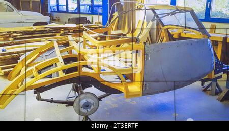 GER Sachsen Dresda Johanneum Verkehrsmuseum mit neuer Expo - Gläser Karosseriewerk Dresden - wo ein restaurierter NSU-Fiat 1100 von 1938 halbiert geszeigt wird - die Präsentationsform ist außergewöhnlich denn die eine Hälfte ist komplett restauriert und die andere geöffnete Hälfte gewährt einen Einblick ins Fahrzeuginnere und zeigt den Besuchern die verborgene Seite des Karosseriebaues - hier Besucher beim Blick in Die von der firma Gläser hergestellte Karosserie Durch Förderung von 95 000 Euro Volker Homann Stiftung und den Förderverien des Verkehsmusem gelang die besondere Restaurierung und Foto Stock