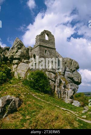 Guarda NW guardando verso la Cappella di San Michele, Roche Rock, Cornovaglia, Inghilterra, Regno Unito, costruito nel 1409 su un eremo scavato nella roccia utilizzato dai santi paleocristiani. Foto Stock