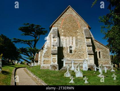 Vista esterna della doppia parete del santuario (1080 inferiore, 1180 superiore) all'estremità est della chiesa di San Nicola, Compton, Surrey, Inghilterra, Regno Unito. Foto Stock