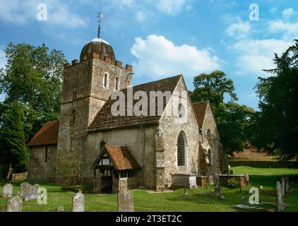 Visualizza se della chiesa di San Pietro e San Paolo, Albury Park, Surrey, Inghilterra, Regno Unito, con una torre normanna posizionata centralmente tra il canale (L) e la navata (R). Foto Stock