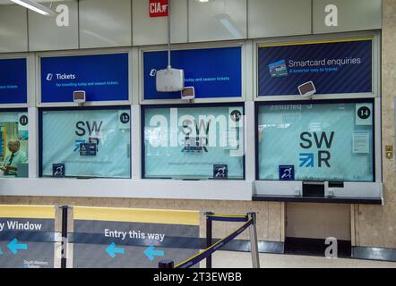 Waterloo, Londra, Regno Unito. 24 ottobre 2023. Finestre chiuse presso la biglietteria della stazione ferroviaria di Waterloo a Londra. E' stato annunciato che un giorno le Travelcard continueranno. Questa è una notizia gradita per i passeggeri ferroviari che avrebbero dovuto affrontare costi più elevati per viaggiare a Londra dalle contee nazionali se Sadiq Khan e TfL avessero annullato lo schema. In altri nuovi, i membri dell'Unione RMT hanno votato a favore di altri sei mesi di azione industriale. Il trattamento di chiudere oltre 1.000 biglietterie della stazione ferroviaria continua, tuttavia, i piani proposti hanno ricevuto molte critiche Foto Stock