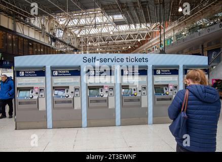 Waterloo, Londra, Regno Unito. 24 ottobre 2023. Distributori automatici di biglietti presso la stazione ferroviaria di Waterloo a Londra. E' stato annunciato che un giorno le Travelcard continueranno. Questa è una notizia gradita per i passeggeri ferroviari che avrebbero dovuto affrontare costi più elevati per viaggiare a Londra dalle contee nazionali se Sadiq Khan e TfL avessero annullato lo schema. In altri nuovi, i membri dell'Unione RMT hanno votato a favore di altri sei mesi di azione industriale. Il trattamento di chiudere oltre 1.000 biglietterie della stazione ferroviaria continua, tuttavia, i piani proposti hanno ricevuto molte critiche a disa Foto Stock