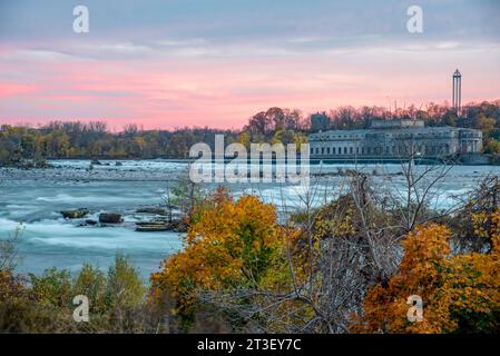 Colorata fogliame autunnale a Brother Island dal punto di osservazione delle cascate Horseshoe, dal Niagara Falls State Park al tramonto, a lunga esposizione di rapide acque che scorrono Foto Stock