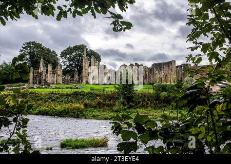 Il fiume Wear scorre oltre le rovine del Finchale Priory vicino a Durham. Foto Stock
