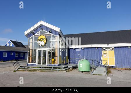 Insegna del supermercato Akiki con logo dell'orso polare all'esterno dell'edificio Qaqortoq Groenlandia, Aikiki è di proprietà della Pisiffik A/S. Foto Stock