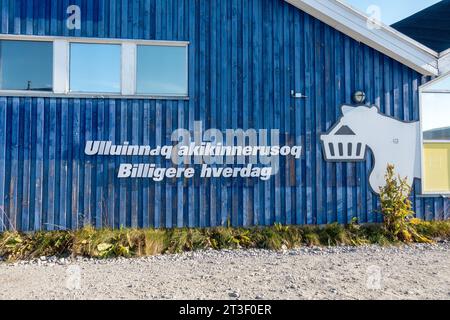 Insegna del supermercato Akiki con logo dell'orso polare all'esterno dell'edificio Qaqortoq Groenlandia, Aikiki è di proprietà della Pisiffik A/S. Foto Stock