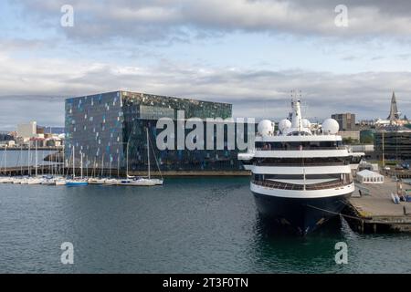 Atlas Ocean Voyages World Traveller, piccola nave da crociera in stile yacht nel porto di Midbakki, Reykjavik, Islanda, fuori dall'Harpa Centre Foto Stock