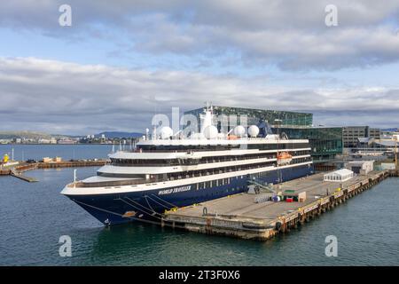 Atlas Ocean Voyages World Traveller, piccola nave da crociera in stile yacht nel porto di Midbakki, Reykjavik, Islanda, fuori dall'Harpa Centre Foto Stock