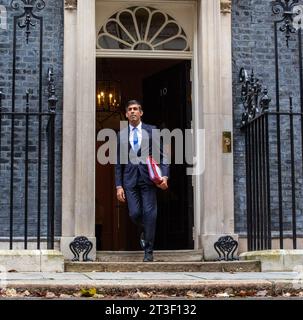 Londra, Inghilterra, Regno Unito. 25 ottobre 2023. RISHI SUNAK lascia 10 Downing Street prima della sessione delle domande dei primi Ministri alla camera dei comuni nel primo anniversario della sua nomina a primo Ministro del Regno Unito. Sunak fu nominato primo ministro il 25 ottobre 2022 dal re Carlo III (Immagine di credito: © Tayfun salci/ZUMA Press Wire/Alamy Live News) SOLO USO EDITORIALE! Non per USO commerciale! Foto Stock