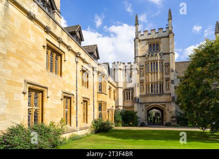 Oxford University Magdalen College Founders Tower e Presidents Lodging a St Johns Quad Magdalen College Oxford Oxfordshire Inghilterra Regno Unito Europa Foto Stock