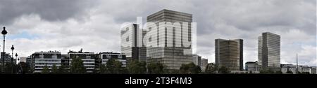 Parigi, Francia, Data 8.13.2018, ora 12 e 6 minuti, vista panoramica sui quattro edifici della Bibliothèque nationale de France (sito Foto Stock