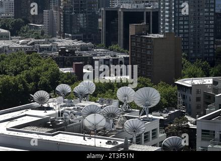 antenne satellitari, antenne sui tetti dell'edificio. Foto Stock