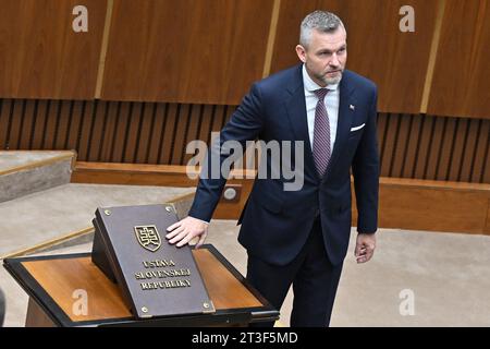 Bratislava, Slovacchia. 25 ottobre 2023. HLA (Voice) - il presidente del partito socialdemocratico Peter Pellegrini presta giuramento nel Parlamento slovacco durante la sessione costituente del nuovo parlamento slovacco a Bratislava, Slovacchia, il 25 ottobre 2023. Credito: Vaclav Salek/CTK Photo/Alamy Live News Foto Stock