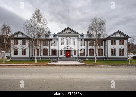 Dawson City, Yukon, Canada – 5 ottobre 2023: Esterno dello storico museo in legno di Dawson City Foto Stock