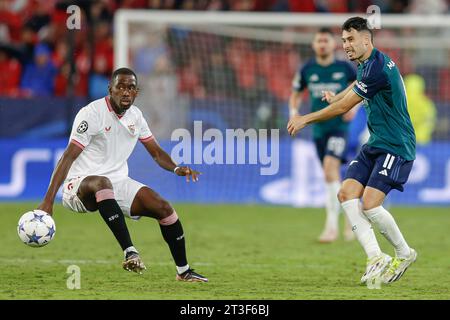 Boubakary Soumare del Sevilla FC e Gabriel Martinelli dell'Arsenal FC durante la partita di UEFA Champions League, gruppo B, tra Sevilla FC e Arsenal FC hanno giocato al Ramon Sanchez Pizjuan Stadium il 24 ottobre 2023 a Siviglia, Spagna. (Foto di Antonio Pozo / PRESSINPHOTO) Foto Stock