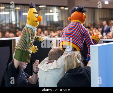Puppentheater mit den Fernsehfiguren Ernie und Bert aus der Sesamstrasse zur Eroeffnung der dreitaegigen Medientage Muenchen MTM 23, Die unter dem motto Intelligence stattfinden foto vom 25.10.2023. Siehe epd-Meldung vom 25.10.2023 SOLO USO EDITORIALE *** Teatro delle marionette con i personaggi televisivi Ernie e Bert di Sesame Street all'apertura dei tre giorni Media Days Monaco MTM 23, che si svolgono sotto il motto Intelligence Photo dal 25 10 2023 Vedi le notizie epd dal 25 10 2023 SOLO USO EDITORIALE Copyright: epd-bild/TheoxKlein epd-Medientage Muenchen8-kopieren Credit: Imago/Alamy Live News Foto Stock