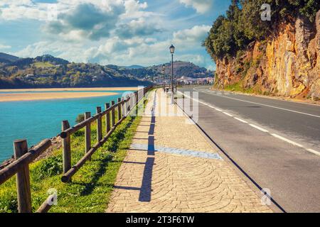 Embankment a Ibarrangelu vicino alla spiaggia di Laidu, Paesi Baschi, Spagna settentrionale Foto Stock