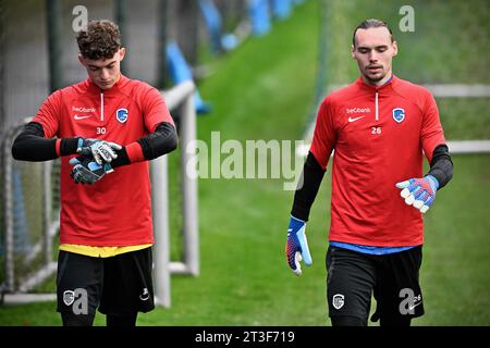 Bruxelles, Belgio. 25 ottobre 2023. Il portiere di Genk, Vic Chambaere, e il portiere di Genk, Maarten Vandevoordt, nella foto, durante una sessione di allenamento della squadra di calcio belga KRC Genk, mercoledì 25 ottobre 2023 a Genk. La squadra si sta preparando per la partita di domani contro l'ungherese Ferencvarosi TC, il giorno 3 della fase a gironi della UEFA Conference League, nel gruppo F. BELGA FOTO JOHAN EYCKENS credito: Belga News Agency/Alamy Live News Foto Stock