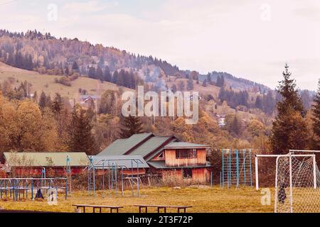 Kryvorivnia, Verkhovyna, 19 ottobre - sfondo rustico autunnale, case e campi sportivi all'aperto. Foto Stock