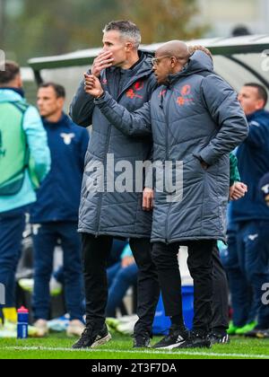Rotterdam, Paesi Bassi. 25 ottobre 2023. Rotterdam - allenatore del Feyenoord O19 Robin van Persie, Feyenoord O19 assistente-allenatore Brian Pinas durante la terza tappa della fase a gironi della UEFA Youth League tra Feyenoord O19 e SS Lazio O19 a Nieuw Varkenoord il 25 ottobre 2023 a Rotterdam, Paesi Bassi. Credito: Immagini da Box a Box/Alamy Live News Foto Stock