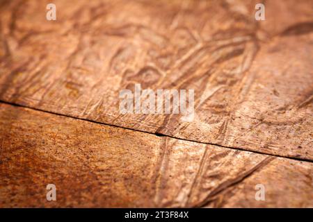 Primo piano estremo della struttura della lamina di ottone sminuzzata. Messa a fuoco morbida selettiva, profondità di campo ridotta. Foto Stock