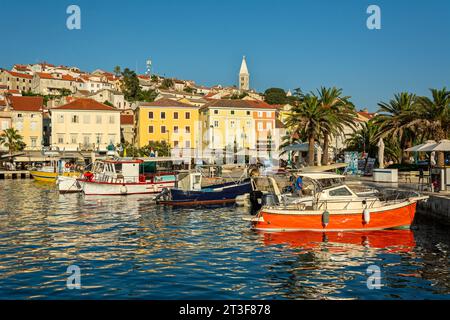 Piccole imbarcazioni nel porto del Mali sull'isola di Lussino, nel Mare Adriatico, Croazia Foto Stock