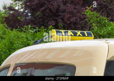 Un cartello sul tetto dell'auto Foto Stock