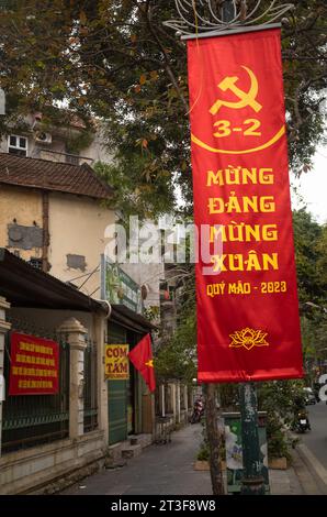 Un banner di propaganda ad Hanoi, in Vietnam, per celebrare il 93rd° anniversario del Partito Comunista e il nuovo anno lunare del gatto. Il testo si traduce come: H Foto Stock