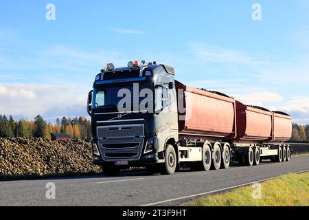 Il rimorchio ribaltabile per carichi sfusi Volvo FH nero trasporta la barbabietola da zucchero appena raccolta allo stabilimento Sucros Oy Sucros di Sakyla. Salo, Finlandia. 15 ottobre 2023. Foto Stock