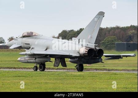 Un Eurofighter Typhoon bimotore multirole jet della Royal Air Force. Foto Stock