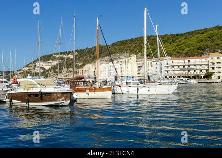 Francia, Corse du Sud, Bonifacio, il porticciolo situato nel Goulet de Bonifacio Foto Stock