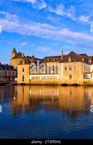 Francia, Finistere, Pont l'Abbe, il porto commerciale e il ponte vissuto (le pont habité), municipio ospitato nell'ex castello sullo sfondo Foto Stock