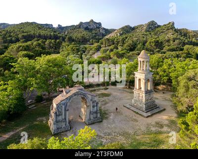 Francia, Bouches du Rhone, Parco naturale regionale delle Alpilles, Saint Remy de Provence, sito archeologico di Les Antiques of Glanum, città antica romana, mausoleo di Jules (Mausoleo di Giulio) e arco trionfale del i secolo (vista aerea) Foto Stock