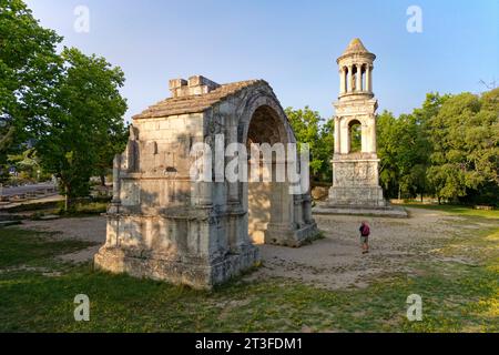 Francia, Bocche del Rodano, Parco Naturale Regionale delle Alpilles, Saint Remy de Provence, sito archeologico di Les Antiques di Glanum, città antica romana, il mausoleo di Julius (Mausoleo Giulio) e l'arco di trionfo del i secolo Foto Stock