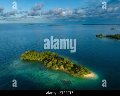 Papua nuova Guinea, provincia di Madang, piccola isola vicino al villaggio di Riwo (vista aerea) Foto Stock