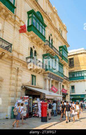 Malta, la Valletta, città dichiarata Patrimonio dell'Umanità dall'UNESCO, via della Repubblica, Palazzo Ferreria (1876) in stile gotico veneziano è opera dell'architetto maltese Giuseppe Bonavia, facciata con il suo balcone chiuso con la sua veranda in legno Foto Stock