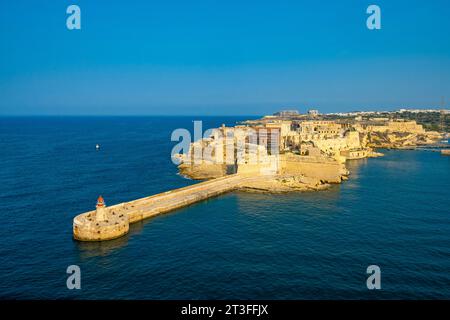 Malta, la Valletta, città dichiarata Patrimonio dell'Umanità dall'UNESCO, ingresso al Grand Harbor e a Fort Ricasoli Foto Stock