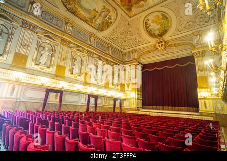 Italia, Campania, Napoli, centro storico dichiarato Patrimonio dell'Umanità dall'UNESCO, Piazza del Plebiscito, Palazzo reale, il teatro Foto Stock