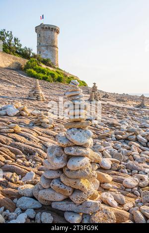 Francia, Charente Maritime, Ile de Re, Saint Clement des Baleines, cairns sulla spiaggia ai piedi del vecchio faro Baleines o della torre Vauban (XVII secolo) Foto Stock