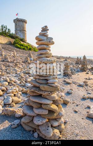 Francia, Charente Maritime, Ile de Re, Saint Clement des Baleines, cairns sulla spiaggia ai piedi del vecchio faro Baleines o della torre Vauban (XVII secolo) Foto Stock