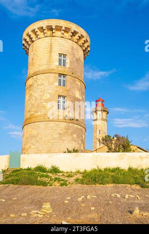 Francia, Charente Maritime, Ile de Re, Saint Clement des Baleines, torre Vauban del XVII secolo e faro Baleines completato nel 1854 sullo sfondo Foto Stock