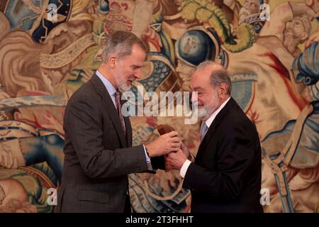 Madrid, spagnolo. 25 ottobre 2023. Madrid, Spagna; 25.10.2023.- il re Felipe vi presenta il IX premio Enrique Iglesias per lo sviluppo dello spazio economico Iberoamericano a Carlos Slim. L'uomo d'affari messicano Carlos Slim riceve il premio Ibero-americano per gli affari dal re Felipe vi al Palazzo Zarzuela di fronte a un piccolo numero di persone e familiari. Felipe vi (R) Carlos Slim Helú (2R) Felipe Gonzalez (·R) crediti: Juan Carlos Rojas/Picture Alliance/dpa/Alamy Live News Foto Stock
