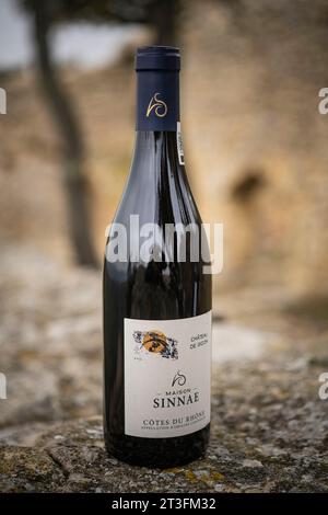 Francia, Gard, Chusclan, vigneti Cotes du Rhone, Maison Sinnae, cantina cooperativa Chusclan, castello Gicon Foto Stock