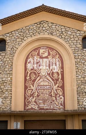 Francia, Gard, Chusclan, vigneti Cotes du Rhone, Maison Sinnae, cantina cooperativa Chusclan, affresco di C. Andre Foto Stock