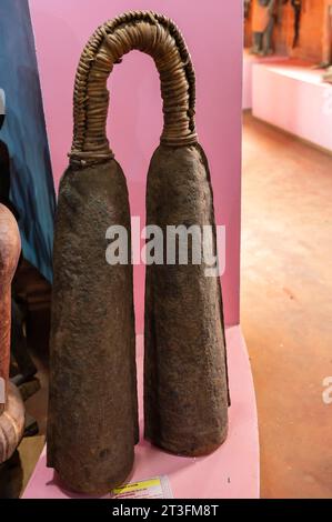 Camerun, zona ovest, quartiere MiFi, Bangoua, campane rituali nel museo del dominio Foto Stock