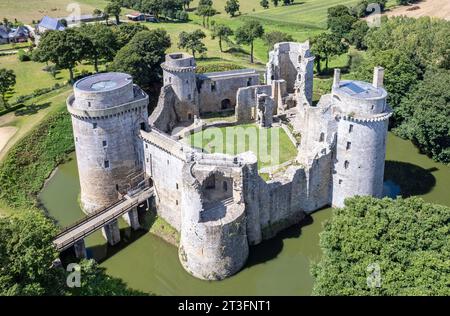 Francia, Côtes-d'Armor (22), près de Plédéliac, Château de la Hunaudaye (vue aérienne) Foto Stock